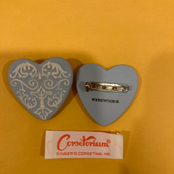 Wedgwood valentine Heart pin new in Gift Box - Picture 2 of 3